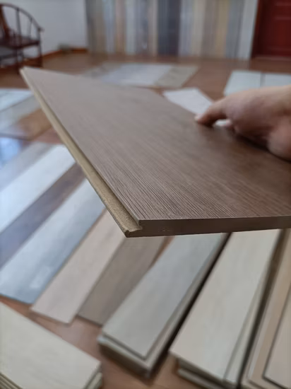 2023 Amostra grátis V/U Groove Clique em madeira de PVC como piso laminado MDF/HDF à prova d'água Pisos laminados de vinil laminado com bom preço